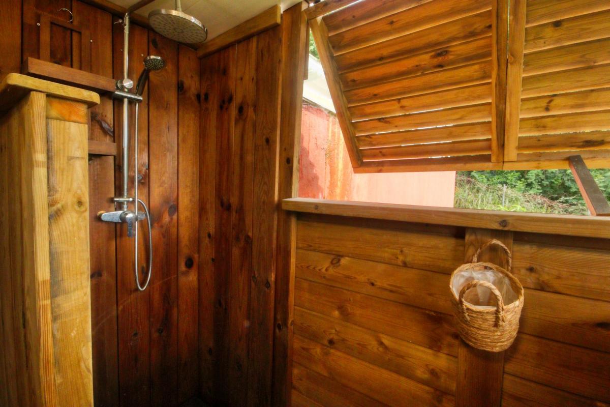 26 Location villa piscine Martinique_la douche chambres robinson